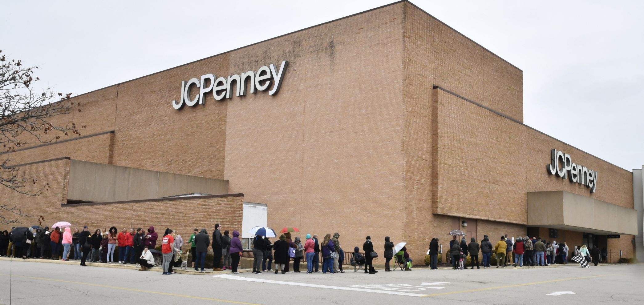 Metro East shoppers hunt for bargains on Thanksgiving day